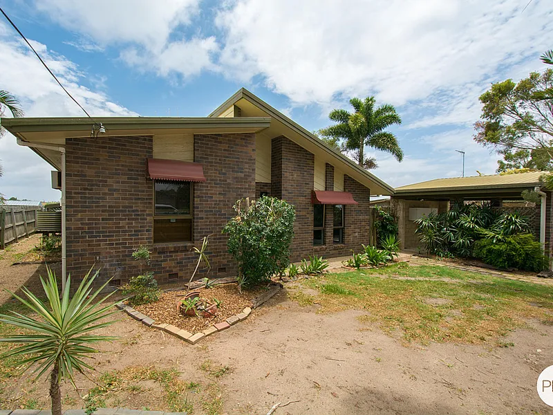RAKED CEILING! POOL! IN CUL-DE-SAC POSITION!