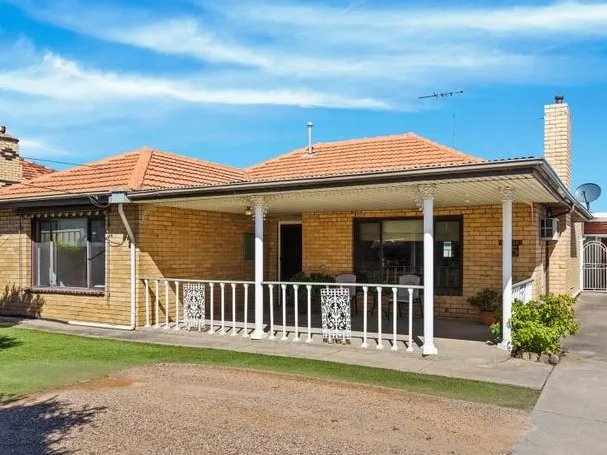 ELEGANT HOUSE IN SUNSHINE NORTH!