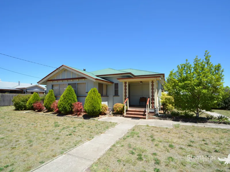 Beautiful renovated Queenslander style residence close to Town