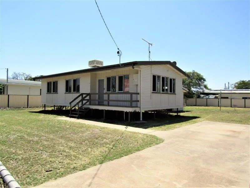 OPEN PLAN LIVING AREA - GOOD DINING SPACE - 1100 SQ M FREEHOLD BLOCK - SEPARATE LOCKABLE LAUNDRY WITH 2ND TOILET