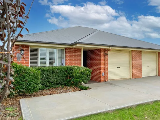 Walk to USQ -3 bdrm Unit in Duplex $355,000 neg