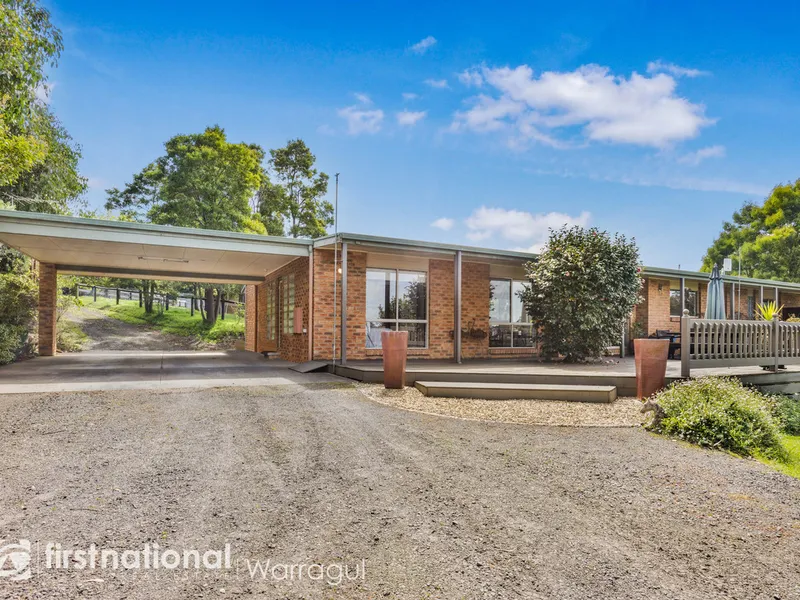 Lifestyle Property – Spectacular Blue Rock Lake Views!