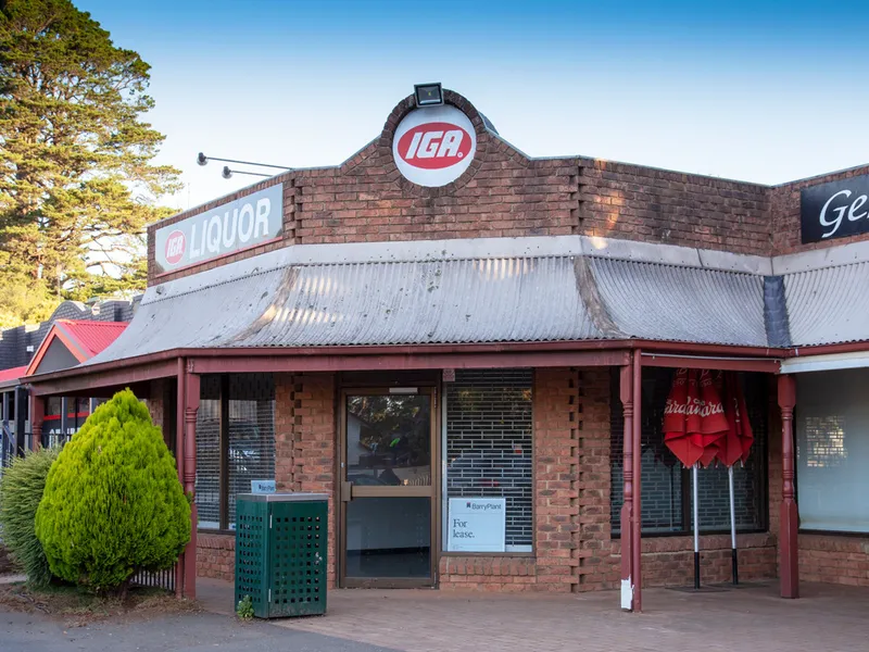 UNDER APPLICATION.....HUGE RETAIL SPACE  IN MAIN ST GEMBROOK