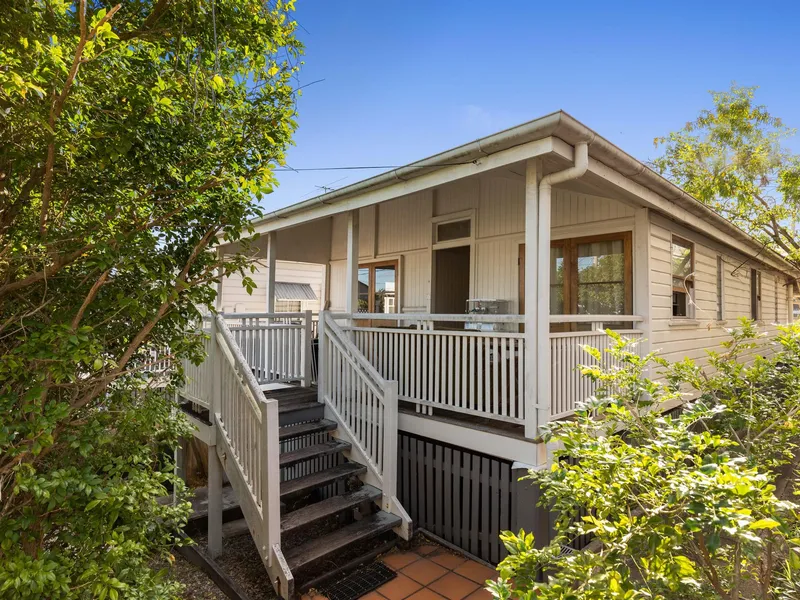 CUTE CHARACTER COTTAGE + ENTERTAINERS DECK + LARGE YARD