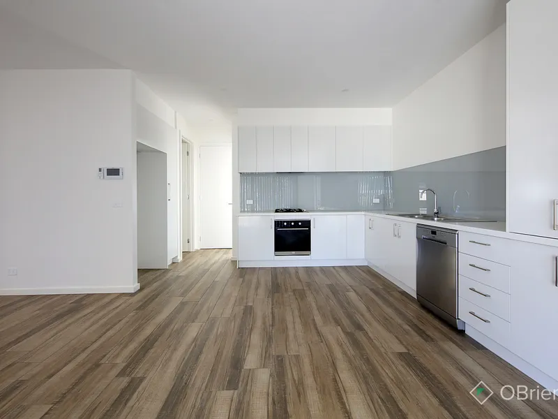 Modern Townhouse in Great Location 3 Bedrooms plus Study!