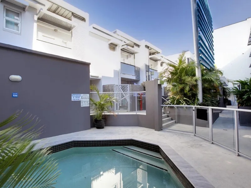 $460pw  - Don't miss out this 2 Beds 2 Bath 1 Car