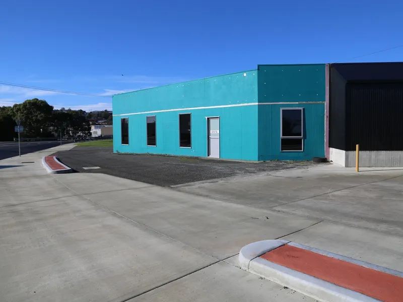 2 Bedroom Unit PLUS Large 2 Showrooms