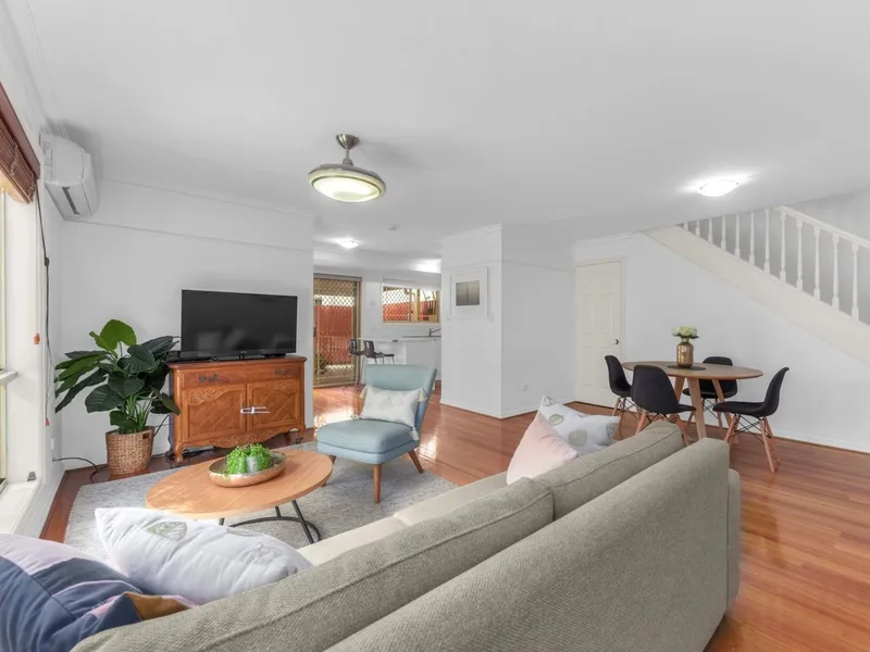 Spacious Townhouse in Sought After Hawthorne