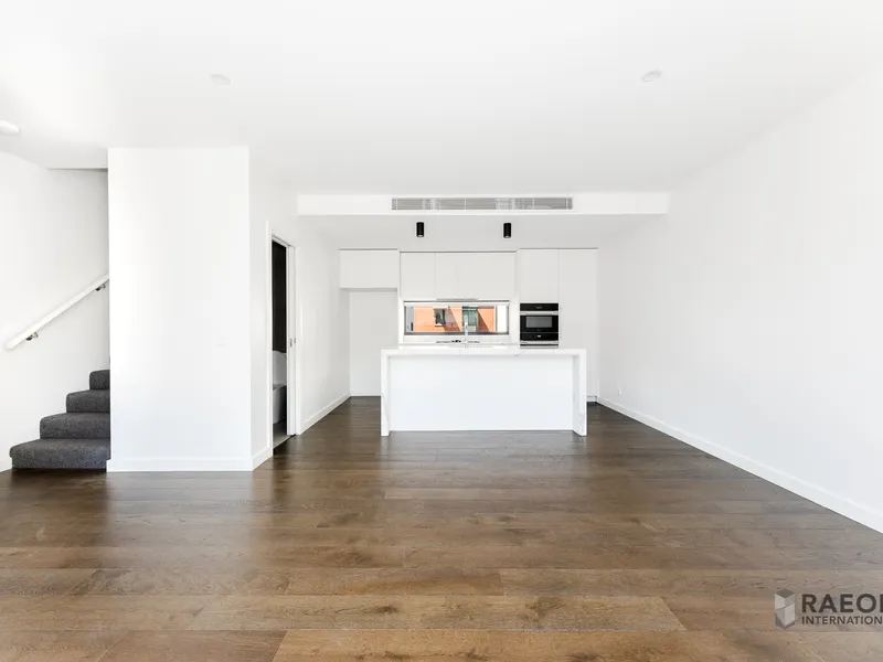 Modern, designer living in a leafy location !!!