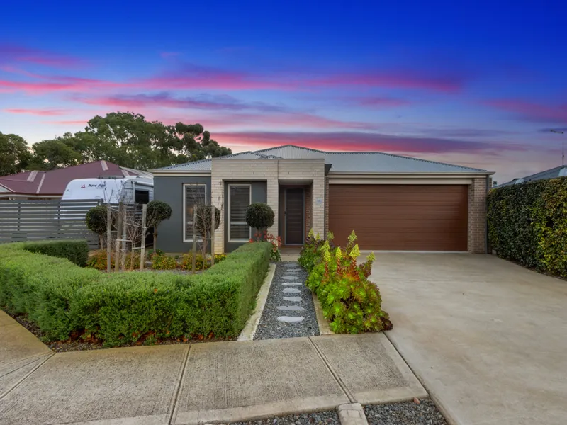 Stylish Living with Prime Caravan & Boat Storage!