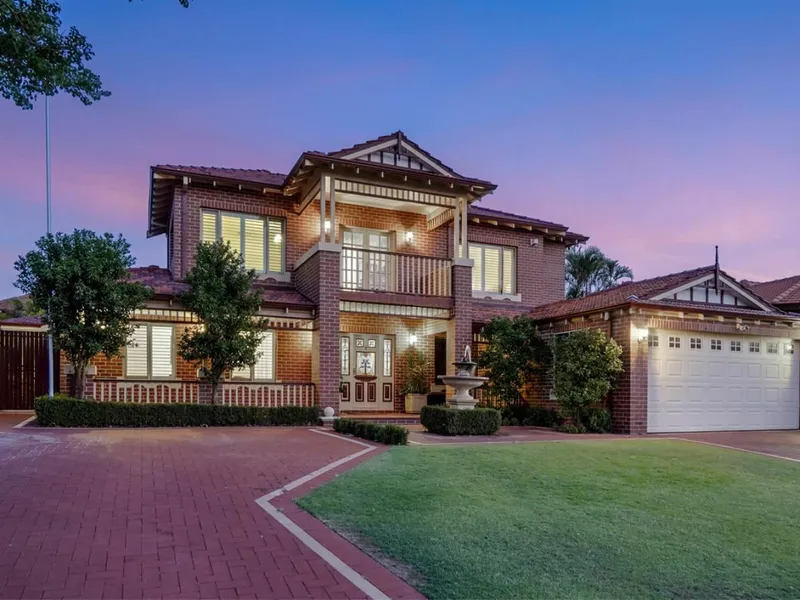 LUXURIOUS LAKESIDE LIVING