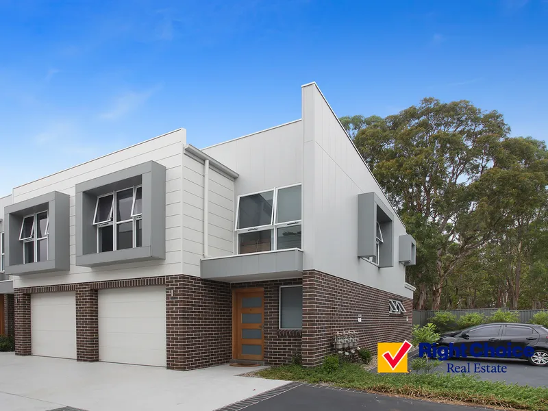 Contemporary, near-new home with no rear neighbour!