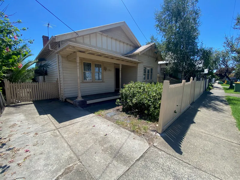 WHEN LOCATION MEETS THE PERFECT FAMILY HOME!!