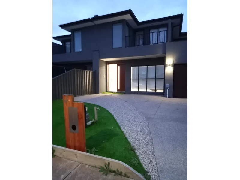 4 BEDS, 2 LIVING AREAs + RETREAT, LOW MAINTENANCE BACKYARD, WALKING DISTANCE FROM SHOPS AND SCHOOLS !