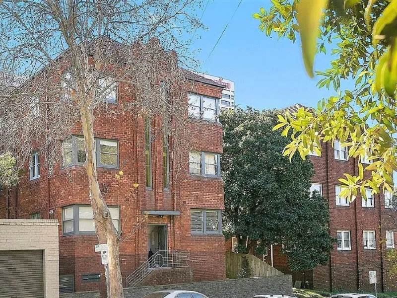 2 BEDROOM UNIT WITH ADDITIONAL SUNROOM - **OPEN FOR INSPECTION WED 14TH APR AT 11:25 - 11:40AM** CONTACT NADIA ON 0434 291 021