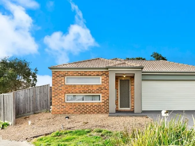 Spacious Family Home In The Lakes Estate