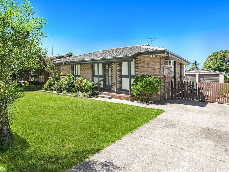 3 Bedroom House - Walk to Schools & Shops