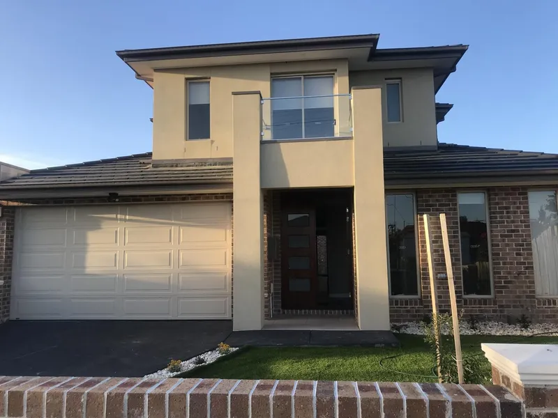 Luxuriously roomy townhouse near train station