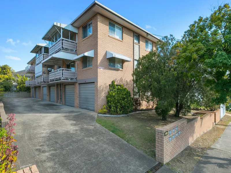 Spacious Two Bed Apartment in Fantastic Location!