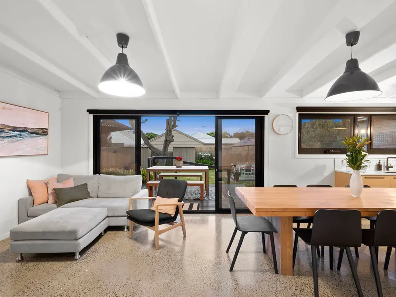 Sea Side Charmer in Old Lonny