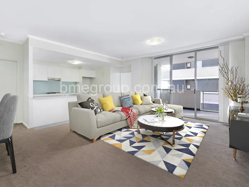 Freshly Painted Spectacular Light Filled Corner Apartment With Iconic Park View