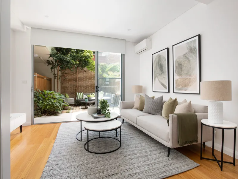 Contemporary courtyard residence in boutique block