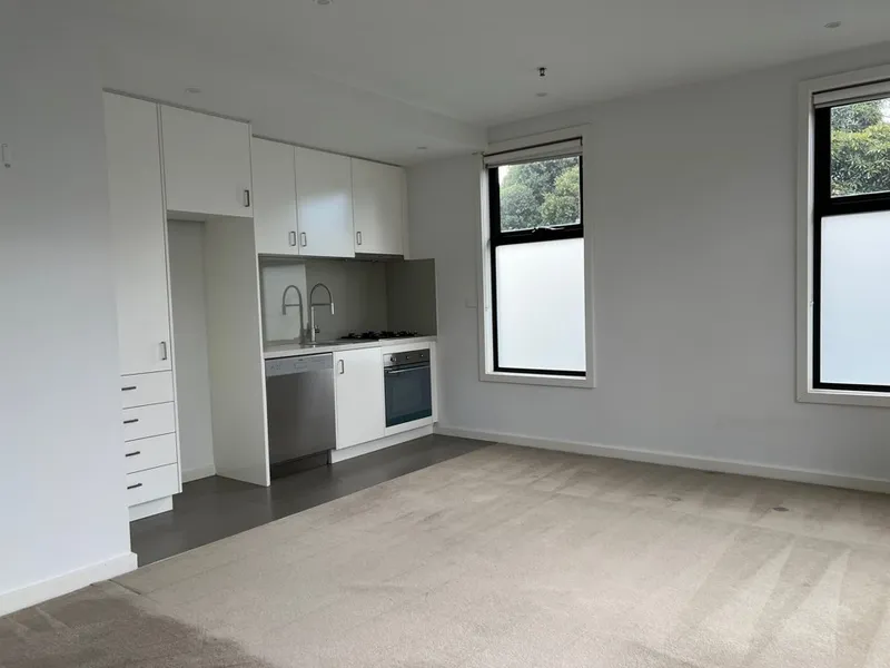 Stylish 2 Bedroom apartment on the footsteps of Chadstone Shopping Centre!