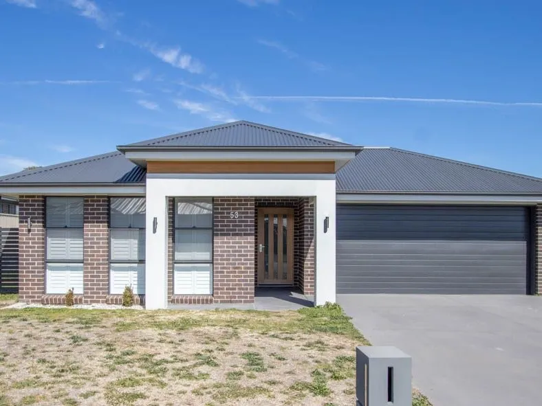 FAMILY HOME WITH POOL