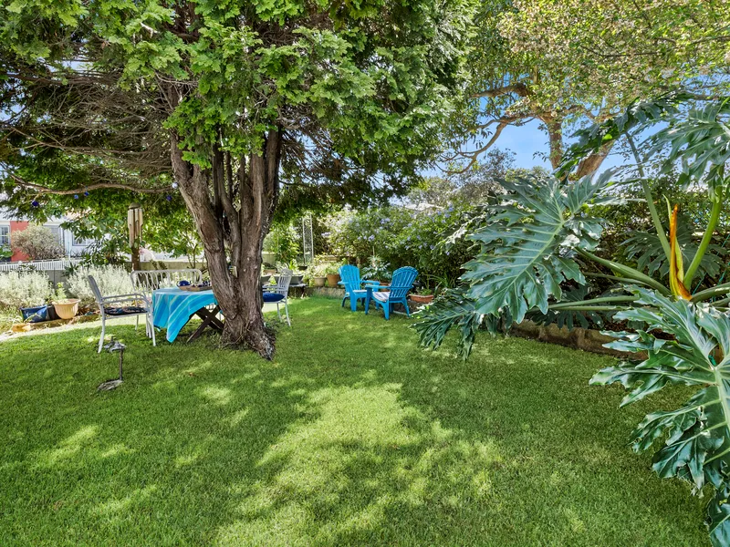 Charming Single Level Home On A Prime Corner Block -'Lavender Cottage'