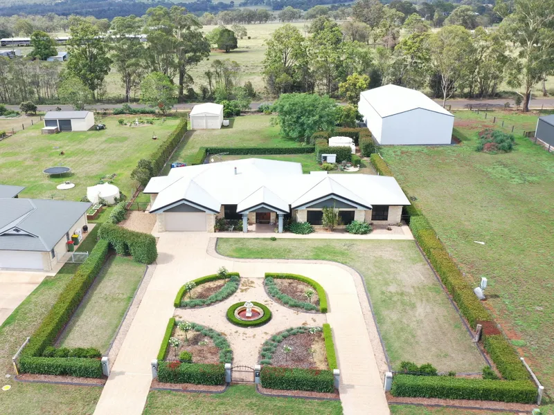 Sophisticated Family Home on 3,495m2 Allotment