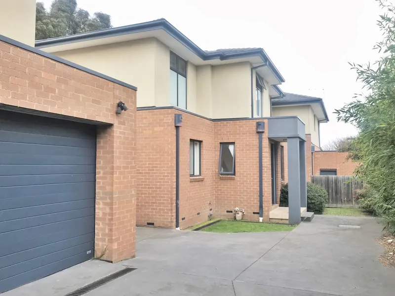 BEAUTIFUL & BRIGHT TOWNHOUSE WALKING DISTANCE TO MONASH UNI