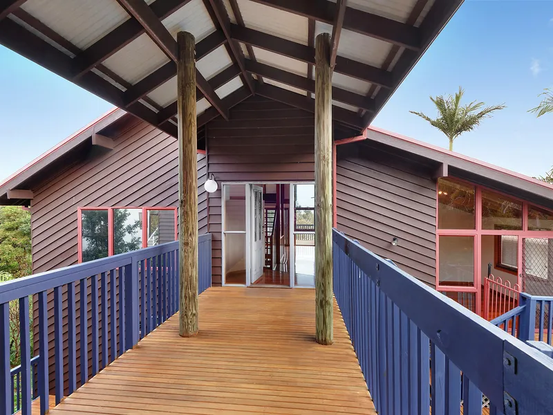 Walk to beach, shops, cafes and school