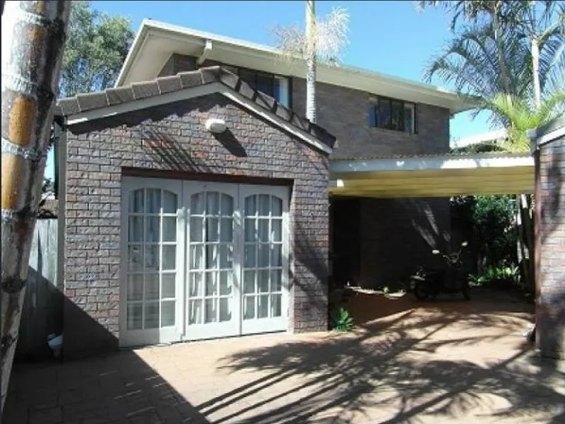 DECEPTIVELY LARGE TOWNHOUSE WITH A GREAT ENTERTAINING AREA