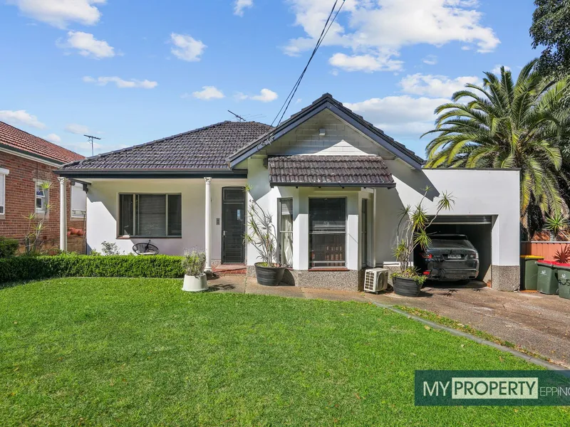 TOTAL CONVENIENCE - FAMILY HOME SECONDS TO SHOPS & TRANSPORT AT YOUR DOOR