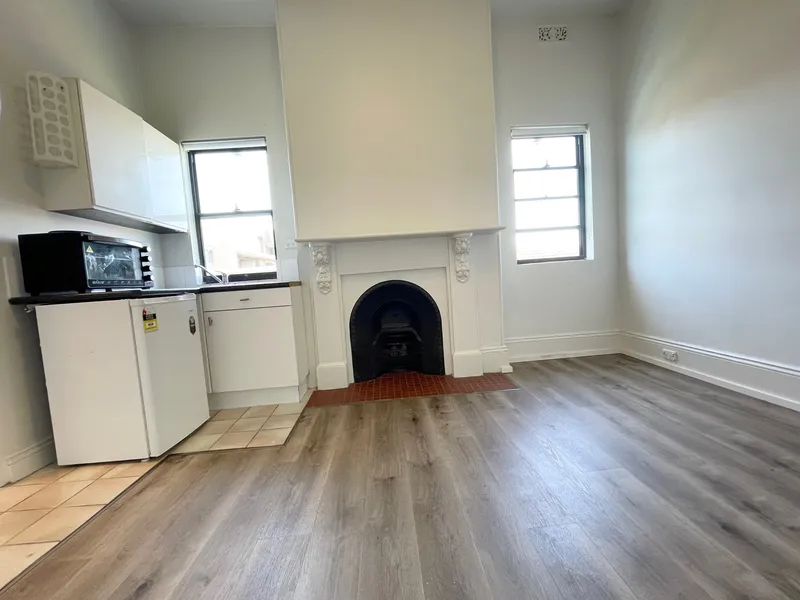 RECENTLY REFURBISHED STUDIO APARTMENT OPPOSITE QUEENS PARK