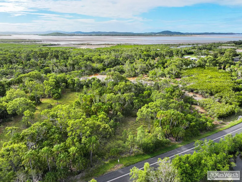 13.57 HA ALLOTMENT - 343 metre FRONTAGE - APPROX 180M TO KEPPEL SANDS SCHOOL.