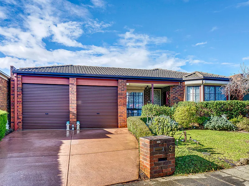 LOVELY HOME CENTRALLY LOCATED WITHIN WALKING DISTANCE TO THE BUS STOP, SHOPS, SCHOOL AND MUCH MORE 