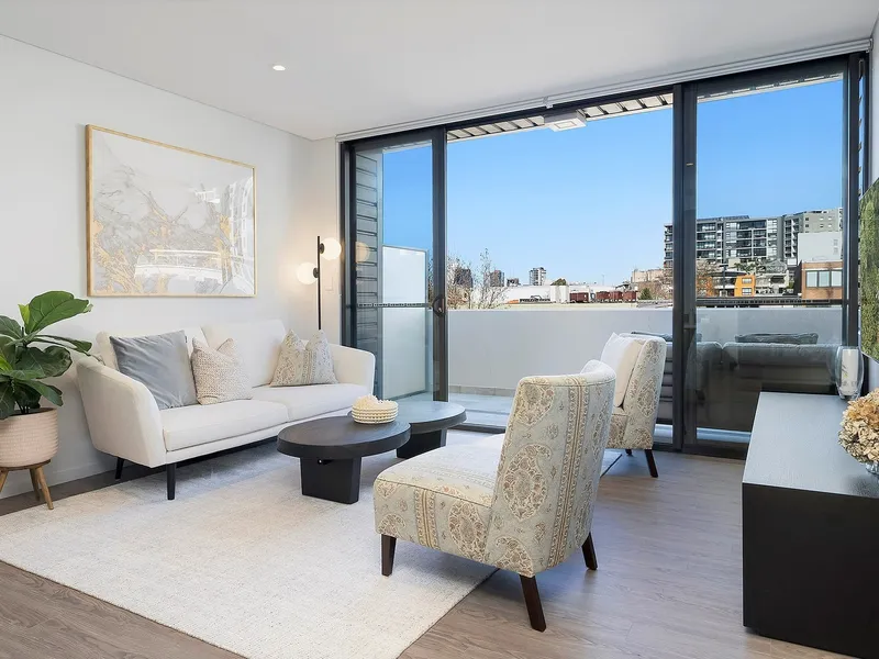 Oversized apartment with a north-facing wraparound balcony- walk to St Leonards station and shops