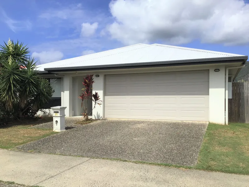 MODERN 4 BEDROOM FAMILY HOME WITH LARGE YARD