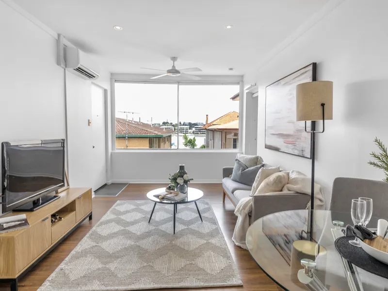 Light and Breezy Top Floor Renovated Apartment - Pristine River Views!