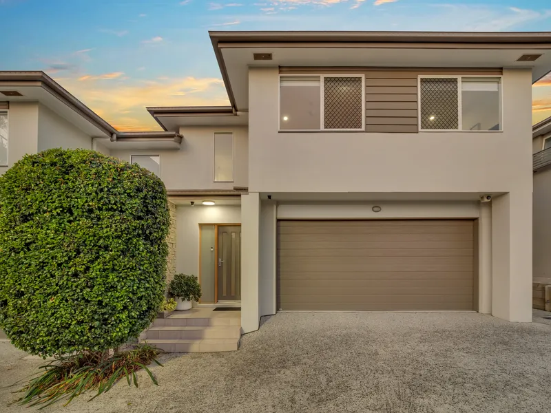 LUXURY DESIGN, HUGE & READY TO MOVE IN!