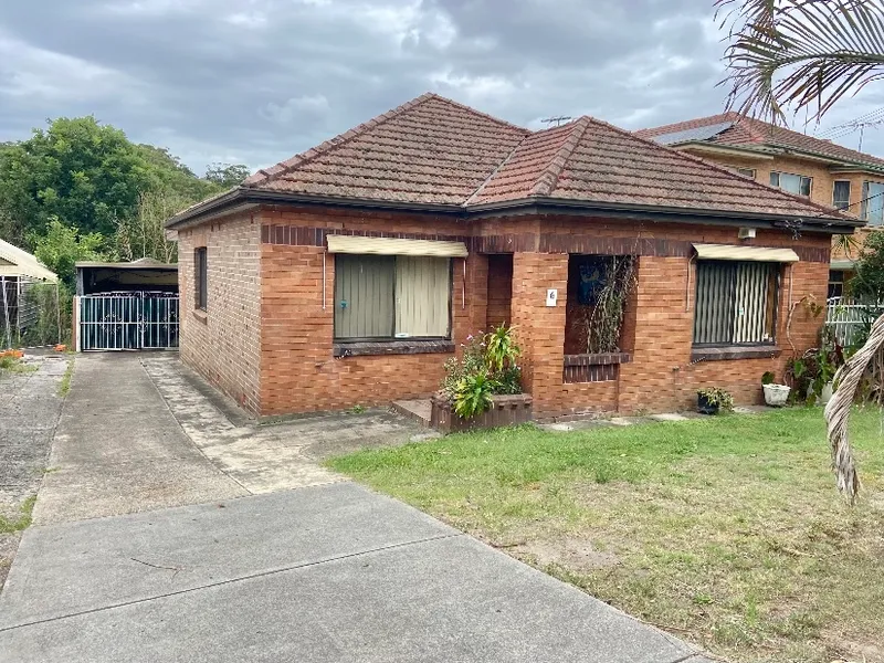 Family Home in the Heart of Blakehurst
