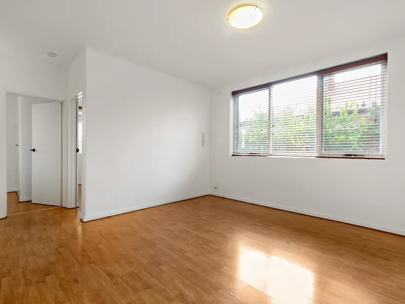 BEAUTIFULLY MAINTAINED, TWO BEDROOM APARTMENT!