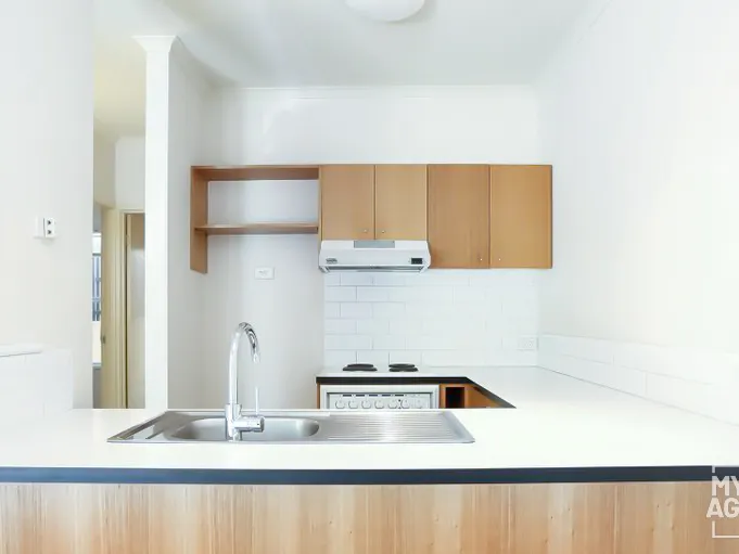 Ground floor apartment with courtyard, opposite Carlton Gardens