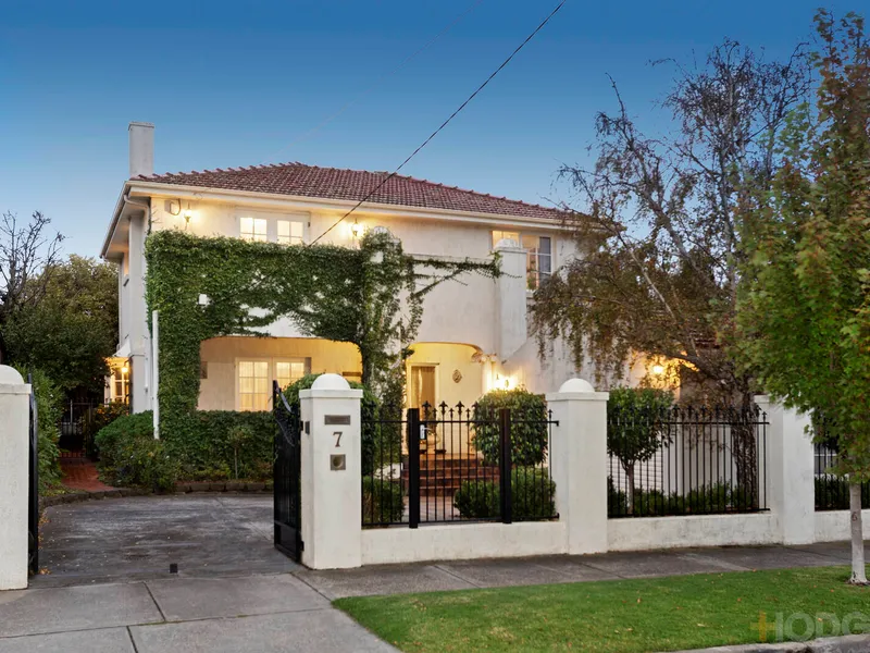 BEACHSIDE ELEGANCE & GRACE