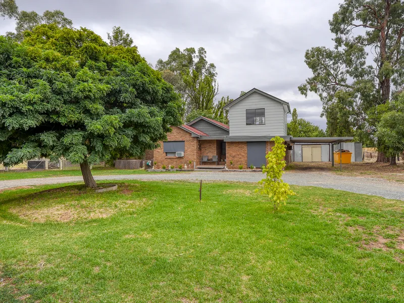 Lifestyle property on acreage - 5 bedrooms !!