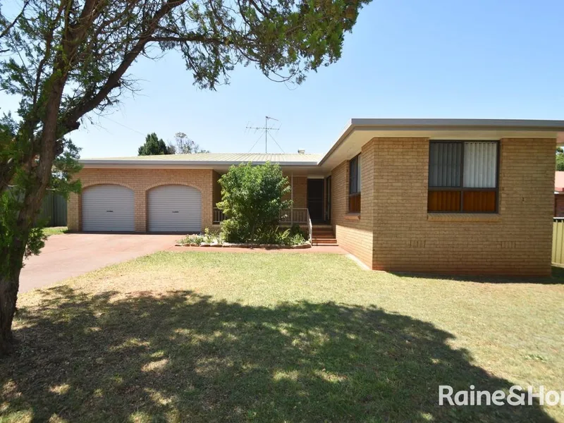 Prime Centenary Heights location! Walk to Ballin Drive Parklands!