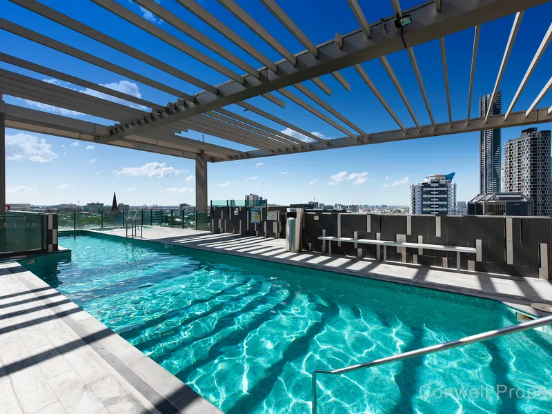 BREEZY BRISBANE CBD FRINGE APARTMENT with STUNNING ROOF-TOP POOL and SPA