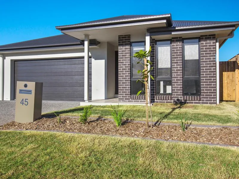 PET FRIENDLY. BEAUTIFULLY LARGE OPEN PLAN DESIGNER HOME