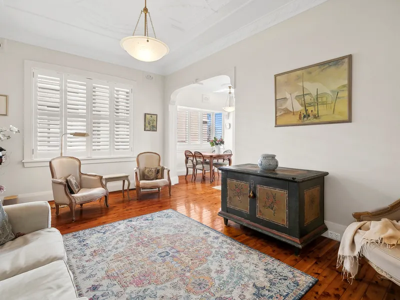 Elegant Art Deco Apartment in Exclusive Harbourside Enclave